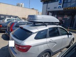Автобокс Piligrim ED 390 серый глянец + багажник Amos Boss на Lada Vesta SW Cross- фото3